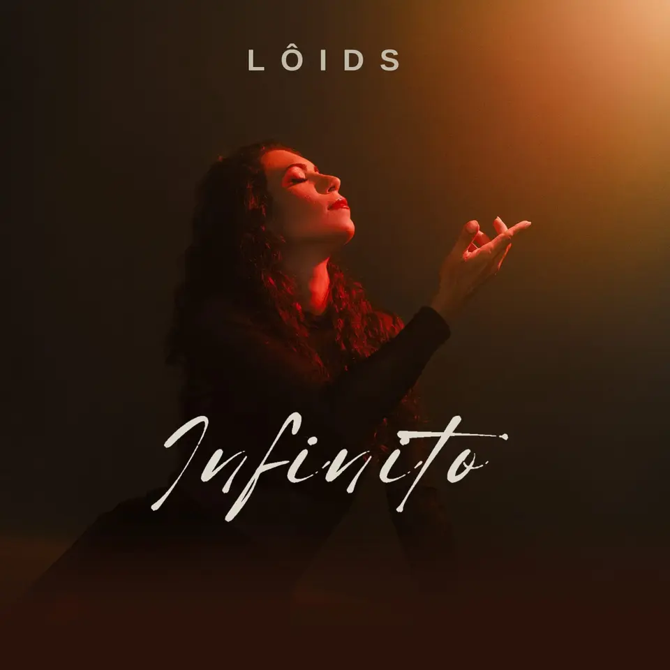 Capa do EP Infinito: Lôids de perfil, olhos fechados, sob uma luz quente
